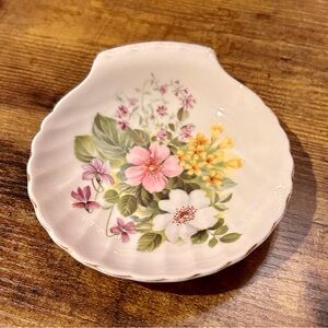 Royal Grafton COUNTRY FLOWERS Shell Trinket Dish England Bone China.  
Perfect!